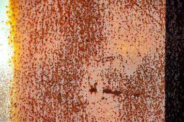 Metal üstüne pas. Doku, arka plan, desen. Demir su ve oksijenle temas ettiğinde paslanır. Deniz suyu veya tuz spreyi gibi tuz varsa, demir daha hızlı paslanma eğilimindedir..