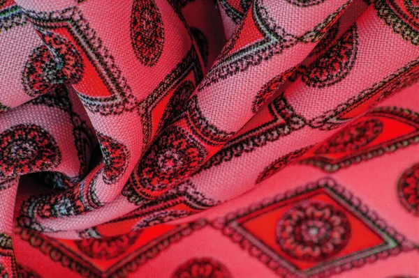 Eşkenar dörtgen, kare ve madalyalı yumuşak kırmızı renkli ipek kumaş. Bir hikaye anlat ve geleneksel tasarım ile etkileyici ve değerli bir açıklama yap. Desen arkaplan deseni