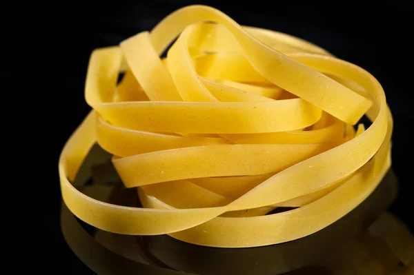 意大利面 意大利面 Pappardelle 是一种大的 非常宽的 扁平的意大利面 类似于宽的意大利面 原产于托斯卡纳地区 新鲜的类型是2 3厘米宽 — 图库照片