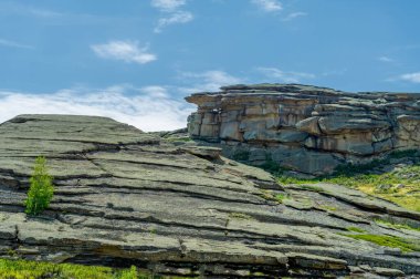 Rocky Dağları, Rocky Dağları. Katı lav birikintileri. Leğenle kaplanmış. Lav tabakalarının harika örtüşmesi, güneş, rüzgar ve yağmur manzarayı oluşturdu. Yaz manzarası. Büyük bozkır. Kazakistan.