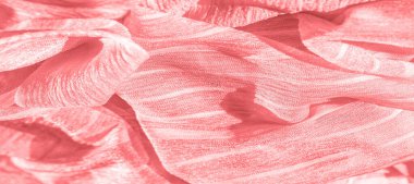 İpek kumaş. Kırmızı kırışık kumaş dokusu. Kırmızı buruşuk peri dokusu dalgalı yüzey, yakın çekim, yumuşak odak. arkaplan, kalıp