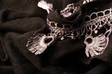 Koyu kahverengi yün atkı. Şeritte dikilmiş dantelle. Doku. Geçmişi. Şablon