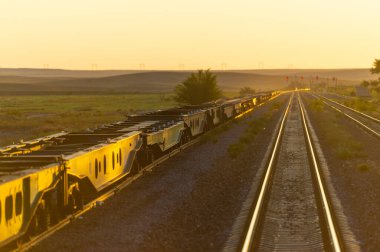 Demiryolu, demiryolu, demiryolu, yükseltilmiş. Step.- bir ulaşım aracıdır ve Büyük Ovalar 'ın raylarında bulunan raylar üzerinde hareket eden kamyonların yolcularıdır. Kazakistan bozkırı harikadır..