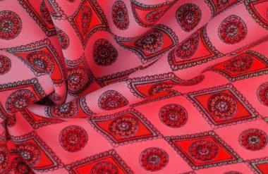 Eşkenar dörtgen, kare ve madalyalı yumuşak kırmızı renkli ipek kumaş. Bir hikaye anlat ve geleneksel tasarım ile etkileyici ve değerli bir açıklama yap. Desen arkaplan deseni