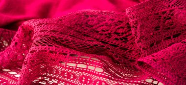 Kırmızı dantel kumaş, beyaz arka planda çiçek şekilli kırmızı dantel. arkaplan dokusu, desen.