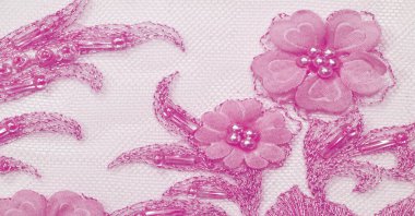 Doku kırmızı. Doku. Geçmişi. şablon. Bu kırmızı bir ağ danteli kumaşa dikilmiş yüksek kalite yakut kırmızı pullu bir işlemedir. kartpostal, poster, doku veya duvar kağıdı için kullan