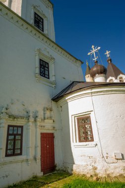 Kutsal Bakire Meryem 'in Varsayımı Kilisesi, Bulgar Müzesi-Rezerv binasının mimari ve tarihsel kompleksinin Müslüman dini mekanlarına yakın bir yerde yer almaktadır..
