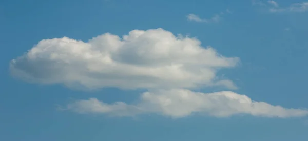 뭉게구름 Cumulus Cloud 바닥을 구름으로 겉으로 보이는 푹신푹신 하거나 솜털같거나 — 스톡 사진