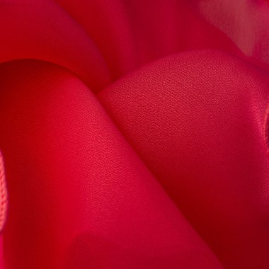 Kırmızı ipek katlanmış kumaş arka plan, afiş veya kapak tasarımı. Poster için lüks tekstil dekorasyonu yumuşak saten dalgalı kırmızı kumaş, poster dokusu. Geçmişi. Desen.