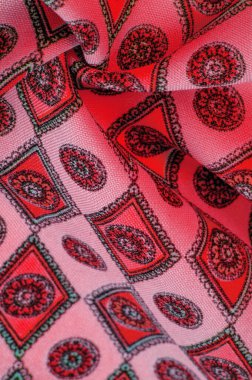 Eşkenar dörtgen, kare ve madalyalı yumuşak kırmızı renkli ipek kumaş. Bir hikaye anlat ve geleneksel tasarım ile etkileyici ve değerli bir açıklama yap. Desen arkaplan deseni