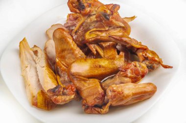 Tütsülenmiş tavuk kanadı. Yemek hazır. Bir Amerikan barının temel taşı..