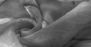 Beyaz arka planda gri benekli siyah beyaz kumaş. Soyut tasarımcı kumaş tasarımcısı. Tasarımın için güzel bir arka plan. Doku. Görüntü. çizim, kalıp, şekil