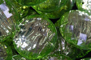 Dikilmiş yapay elmaslar. Yapay elmas ışığı parıltısı her stile heyecan katar. Ayrıca gündelik kıyafetleri de gündelik atmosferi değiştirmeden vurguluyorlar..