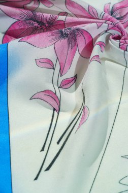 İpek kumaş, tarla çiçeğinin çiçek deseni, pembe gözlüklü krem beyaz renk, mavi kenar 