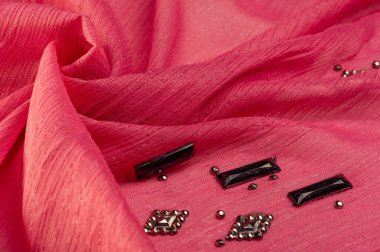 kırmızı ipek kumaş, güzel pürüzsüz zarif, dalgalı, yakut rengi ipek, lüks kumaş, doku arka planı, makro. Soyut tasarım. şablon