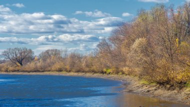 Sonbahar fotoğrafçılığı, nehrin taşkın ovası, ama şimdiye kadar sadece sonbahar altın, ne yağmur ne de rüzgar var, ve altın yaprak yeryüzüne uçuyor, ruhun özlemle doluyor..