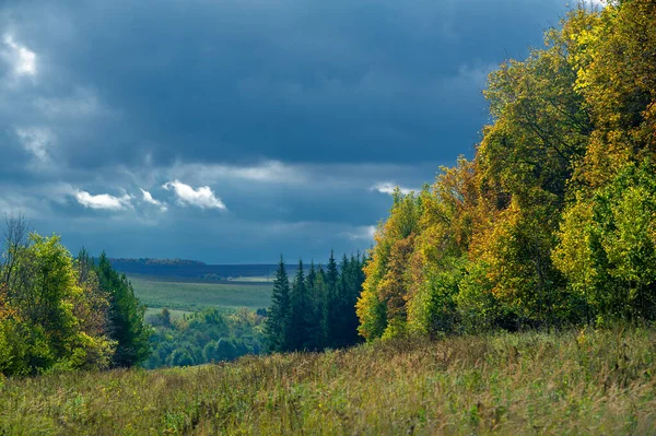 Höstlandskapsfoto Skogsbeströdda Landskap Europeisk Blandskog Höstsäsongen Stora Blå Moln Ljus — Stockfoto