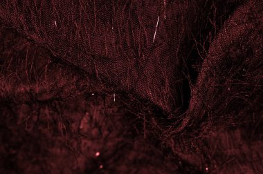 Bordo renkli kırmızı ipek kumaş. Kumaşın yüzeyinde pullar ve iplikler var. Bu kırmızı tül, soyut işlemelerle süslenmiş, pullarla ve Avrupalı bir tasarımcının iplikleriyle süslenmiş.