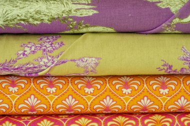 Kumaşları karıştır. Tezgah. Farklı türde birçok kumaş. Yukarıdan bak. Baskı, pamuk, karışık forma. Elbise dikmek ve çarşaf dikmek için..