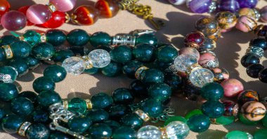 Doku, arka plan, desen. Halk sanatı. Çok renkli taş ve camlardan boncuklar.