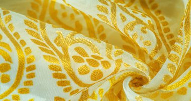 İpek kumaş, zarif renklerde altın pasteller beyaz arka planda, basılmış altın desenli fotoğraf. Doku, desen, koleksiyon