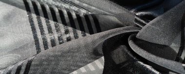 İpek kumaş. Farklı boyutlarda çizgileri olan şeffaf ipek kumaş, siyah. doku, arkaplan, desen,