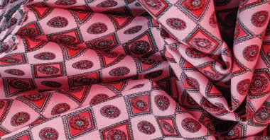 Eşkenar dörtgen, kare ve madalyalı yumuşak kırmızı renkli ipek kumaş. Bir hikaye anlat ve geleneksel tasarım ile etkileyici ve değerli bir açıklama yap. Desen arkaplan deseni