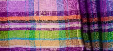 İskoç dokusunun arka plan dokusu, ki bu dokunun adı doğrudan ülkenin kökenini gösterir. Bu materyalin ikinci ve daha doğru adı tartan..