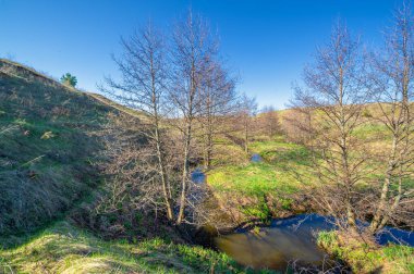 Manzara, akarsu, Bahar, Vadi 'nin fotoğrafları akan su tarafından oluşturulan ve genellikle bir yamaçta hızla toprağa çöken bir rahatlamadır. Güller büyük hendeklere ya da küçük vadilere benzer.,