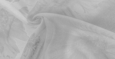 Boyalı çayır çiçekleri ve çiçek arkaplanlı beyaz ipek kumaş. Renkli bir kompozisyonda bir sürü soluk çiçek. Arkaplan dokusu