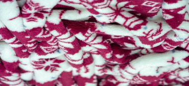 Kadife. Pelüş. Kışın giymek için. Kar geyiği, kar taneleri. Kırmızı ve beyaz tonlarda. Yumuşak, pürüzsüz ve kalın kazıklı ipek kumaş. Zengin İpek Pıhtısı