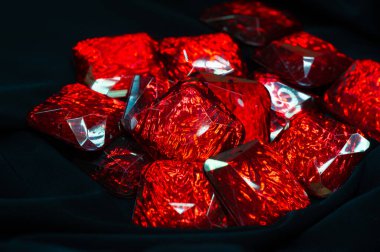 Dikilmiş yapay elmaslar. Yapay elmas ışığı parıltısı her stile heyecan katar. Ayrıca gündelik kıyafetleri de gündelik atmosferi değiştirmeden vurguluyorlar..