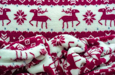 Kadife. Pelüş. Kışın giymek için. Kar geyiği, kar taneleri. Kırmızı ve beyaz tonlarda. Yumuşak, pürüzsüz ve kalın kazıklı ipek kumaş. Zengin İpek Pıhtısı