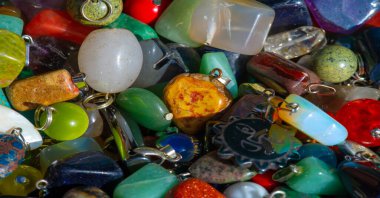 Doku, arka plan, desen. Halk sanatı. Çok renkli taş ve camlardan boncuklar.