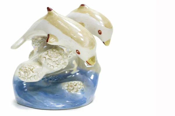 Figurka Przedstawiająca Delfiny Fali Malowana Porcelana Przedmioty Kolekcjonerskie Wymień Się — Zdjęcie stockowe