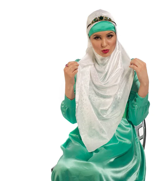 Foto Estúdio Modelo Roupas Muçulmanas Palavra Árabe Hijab Traduzida Literalmente — Fotografia de Stock