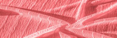 İpek kumaş. Kırmızı kırışık kumaş dokusu. Kırmızı buruşuk peri dokusu dalgalı yüzey, yakın çekim, yumuşak odak. arkaplan, kalıp