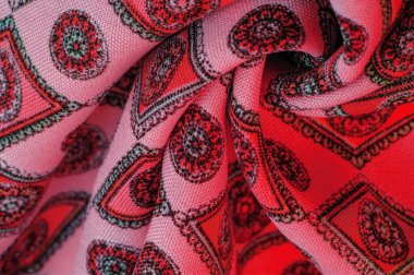 Eşkenar dörtgen, kare ve madalyalı yumuşak kırmızı renkli ipek kumaş. Bir hikaye anlat ve geleneksel tasarım ile etkileyici ve değerli bir açıklama yap. Desen arkaplan deseni