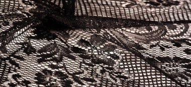 Siyah kadın dantelinden şal, siyah dantelden örgü, püskül, el örgüsü çiçek festivali tasarımından hediye düğün üçgeni gelin kartpostalı dokusu, arka plan, tasarım