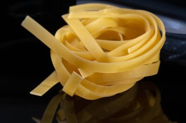 makarna, pappardelle büyük, çok geniş, düz makarnadır, geniş fettuccine 'e benzer, Toskana bölgesinden gelmektedir. Taze türler 2-3 cm genişliğinde ve flüt kenarları olabilir.