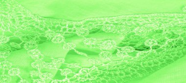 Bahar yeşili ipek ve dantel pelerinler. Pürüzsüz yeşil ipek ya da lüks saten soyut bir arkaplan olarak kullanılabilir. Arkaplan dokusu, kartpostal şablonu