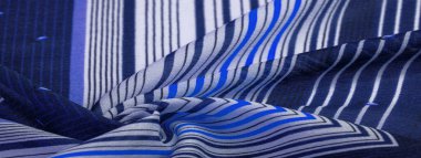 İpek kumaş, mavi arka plan, çizgili beyaz ve mor çizgiler, Meksika teması, Meksika pançosu kostümleri. Desen deseni, koleksiyon,