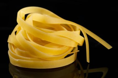 makarna, pappardelle büyük, çok geniş, düz makarnadır, geniş fettuccine 'e benzer, Toskana bölgesinden gelmektedir. Taze türler 2-3 cm genişliğinde ve flüt kenarları olabilir.