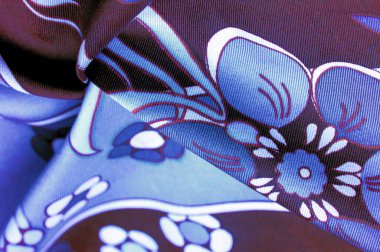 Kahverengi-mavi kumaş, beyaz çiçek desenli, geometrik çizgiler. Doku, arkaplan, desen