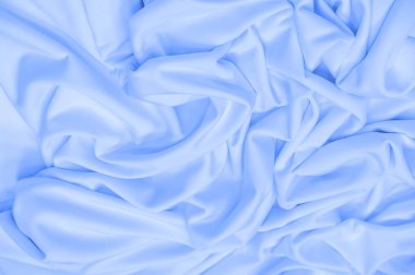 Beyaz ipek kumaş. Doku. Geçmişi. Şablon. Dupioni ipek kumaşının parlak bir parıltısı ve yatay hareket eden karakteristik küçük kıvrımları vardır. Yumuşak kıvrımlar içinde uzanır