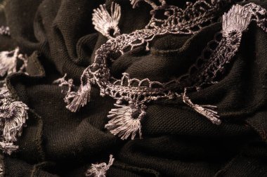 Koyu kahverengi yün atkı. Şeritte dikilmiş dantelle. Doku. Geçmişi. Şablon