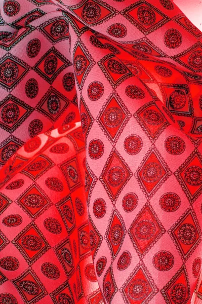 絹のような柔らかい赤い色の生地ロンバス 正方形とメダルのプリントと ストーリーを語り 魅力と価値のある伝統的なデザイン作品で声明を出しましょう テクスチャ背景パターン — ストック写真