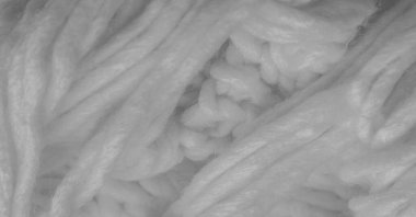 Beyaz örülmüş yün atkı. Büyük, tıknaz bir örgü. Göz kamaştırıcı el yapımı yün atkı - derin kar bandı - boyun için ılık yumuşak beyaz