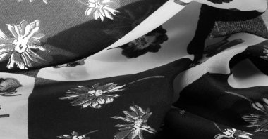 İpek kumaş. Çiçek desenli siyah beyaz kareler. Çiçekler siyah ve beyaz. Doku arkaplan modeli. Çiçek izinden, kumaş ilkbaharda soluyor ve keyfi yerinde..