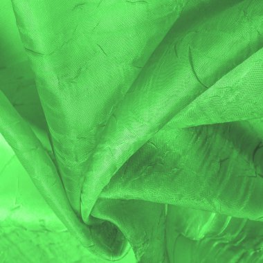 İpek kumaş yeşildir. Çizgilerle çizilmiş ve pürüzsüz. Doku arka planı. Matte düğün saten kumaşı. Bu sofistike hafif saten tekstil şık bir görünüm yaratır..